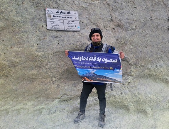 صعود نماینده تیم کوهنوردی روابط عمومی دانشگاه به قله دماوند
